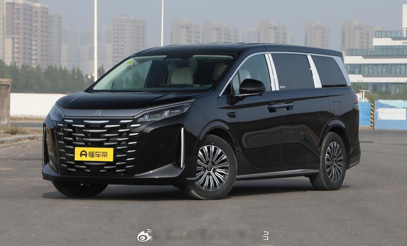 2026款比亚迪夏将于11月4日上市。新车延续了家族式的设计风格，车顶位置配备了