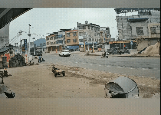 无论是自行车还是机动车，都应与大货车保持距离。我一看到大货车，心里就直打颤。大货