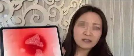 段某三次道歉胖东来承认错误，手持宣读书当面给胖东来和网友鞠躬道歉。段某表示家住