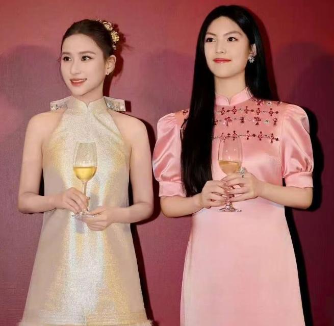 不知道大家发现没？王诗龄有个特别的地方——不管啥场合，她穿得永远大气简约。酒会