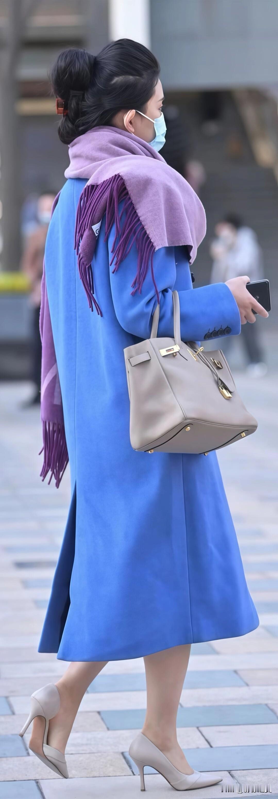 宝蓝色大衣配紫色围巾，色彩碰撞太吸睛。同色系手袋呼应高跟鞋，整套穿搭简约又不失精