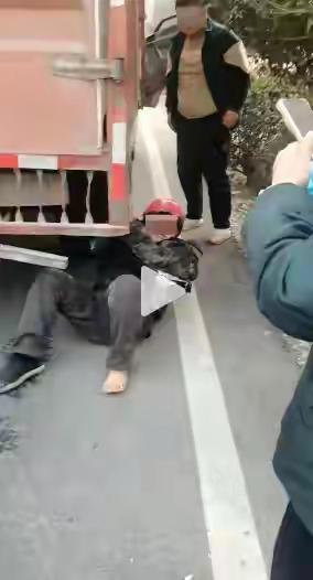 货车底盘“挂”着人狂飙百米，路人尖叫司机懵：这不是电影，是今天早高峰的武汉1