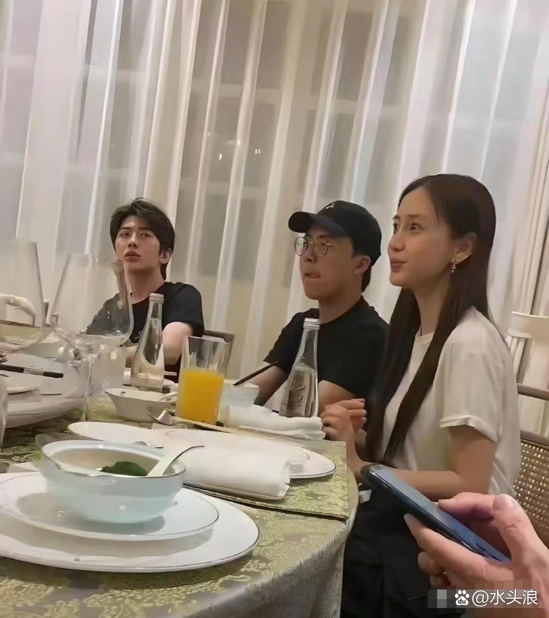原来明星私下聚餐都是素颜状态呀