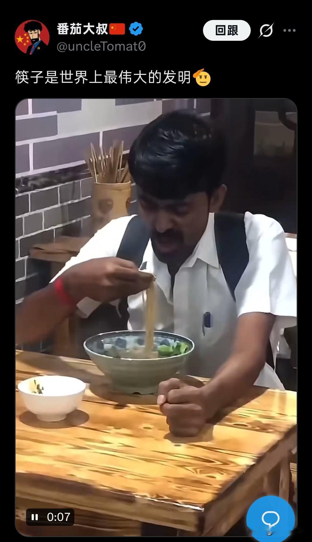 我不能接受印度人用手抓饭吃，但我能接受印度人用手抓火锅吃或者抓汤面吃！大家应