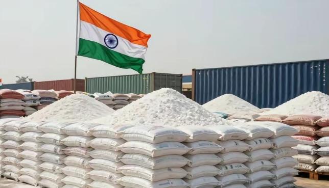 印度这次下血本了！化肥价格翻倍也得硬着头皮买，一算账农民全哭了每吨959美元！