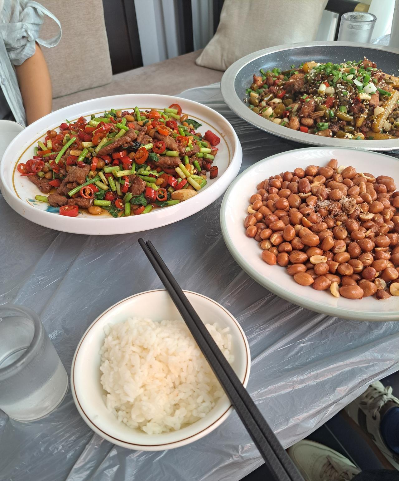 吃西贝这种餐厅的人，不会是穷人，因为有点贵，也不会是有钱人，因为档次不够。那究竟
