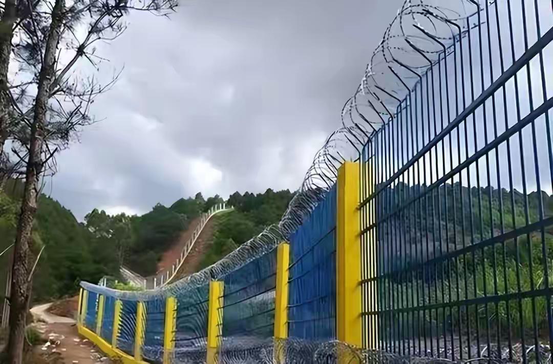 中越边境建了几百公里的铁丝网，那问题来了“边网”是否正好“居中”建在两国