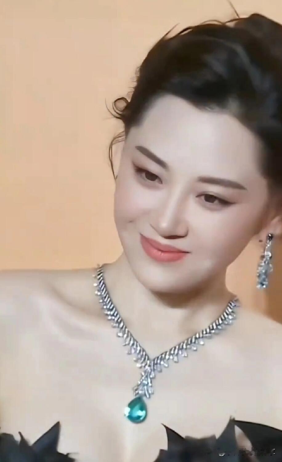 说到内娱里的第一美人，她才是当之无愧吧。她的皮肤白皙，五官大气，年轻时长得一般，