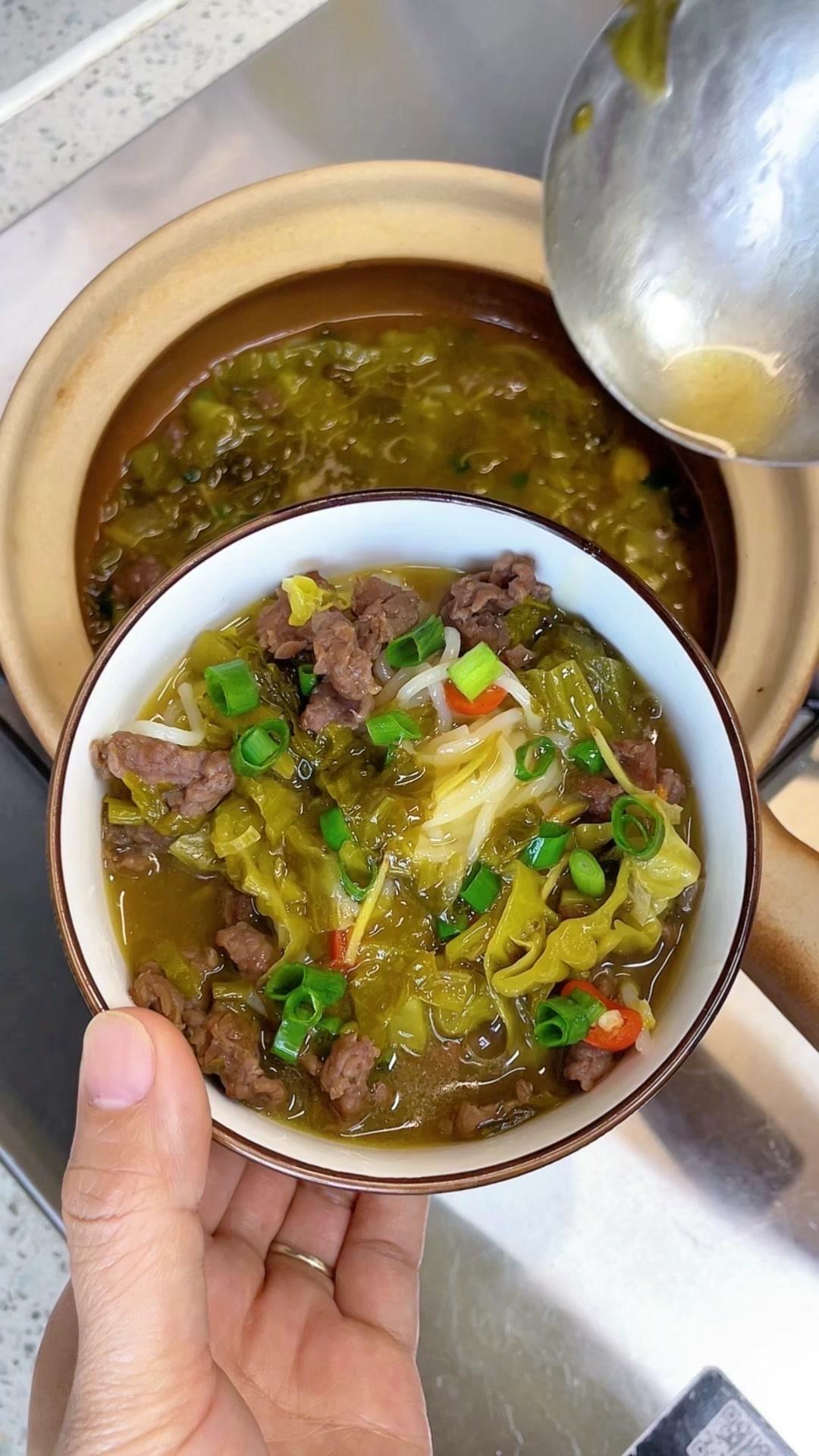 早起2小时备早餐真的没必要，5分钟搞定老坛酸菜牛肉粉超省人！🍲谁懂这碗粉的