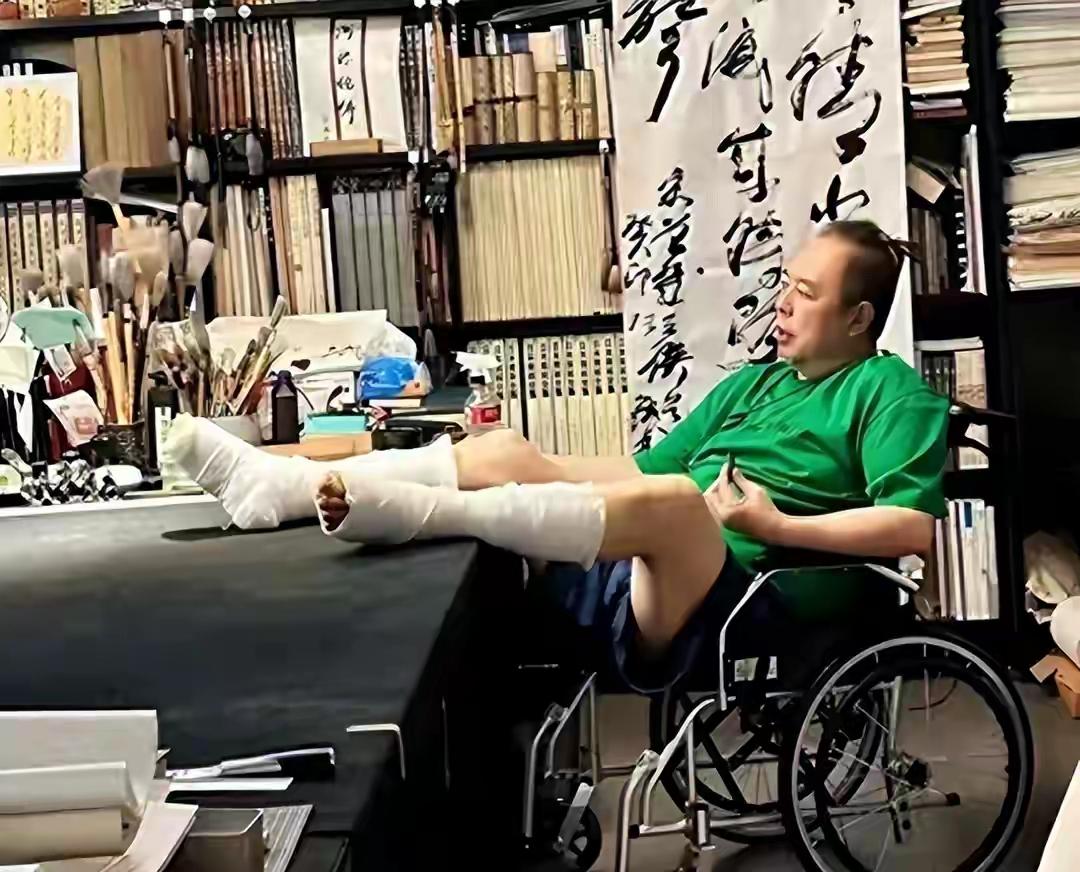 68岁的张铁林坐轮椅了，双腿打满钢钉，身边只有保姆。当年他靠《还珠格格》"皇阿