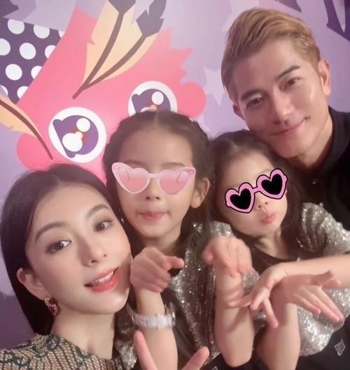 郭富城儿女现状大女儿郭咏希，2017年出生，今年8岁，幼儿园是在维多利亚幼稚园