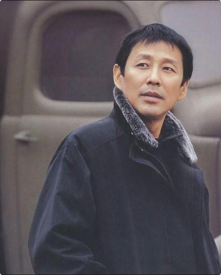 陈道明说：“你有退休金，子女就很孝顺；你有存款，子女就盼着你早点死；你病了，日子