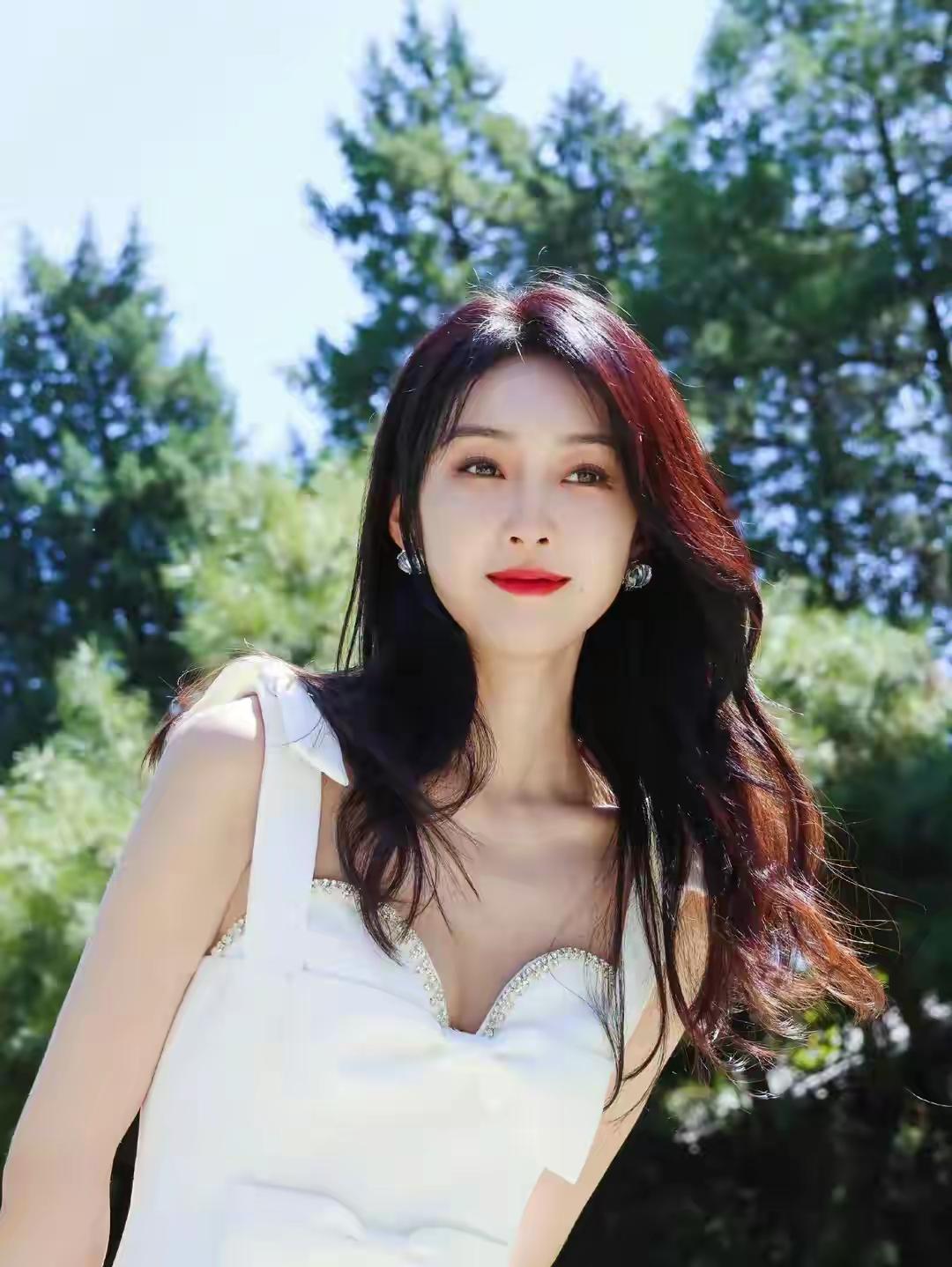 夏日清新少女，红发飘逸，白裙飘飘，自然光下闪耀的美丽。女人怎么样穿职业装才最耐看