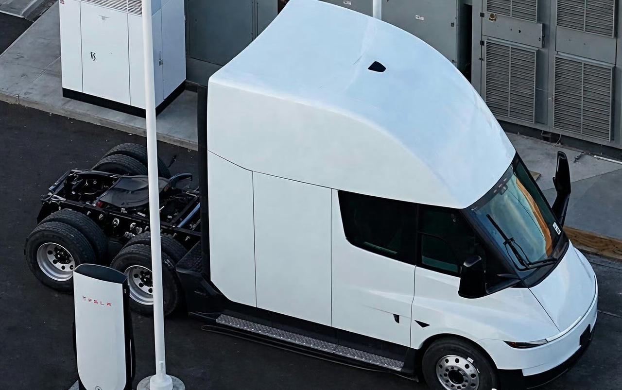 特斯拉新款Semi实车图来了！长得和国内的江淮卡车一样！值得注意的是，江淮卡