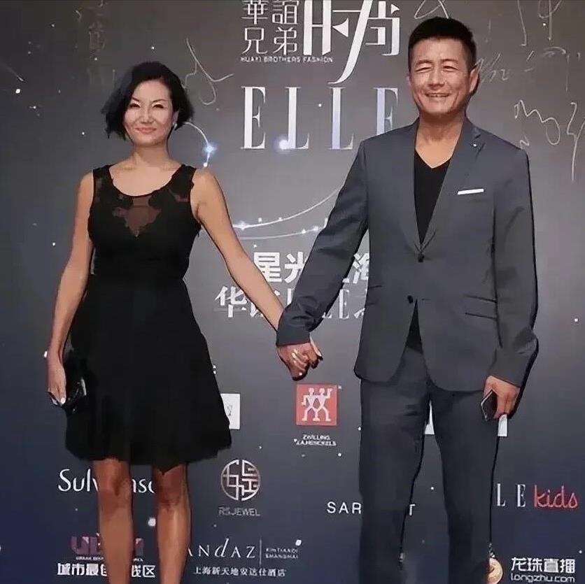 也不知道高曙光喜欢她什么？妻子的长相很普通，皮肤又黑，这身打扮看起来就像大妈一样