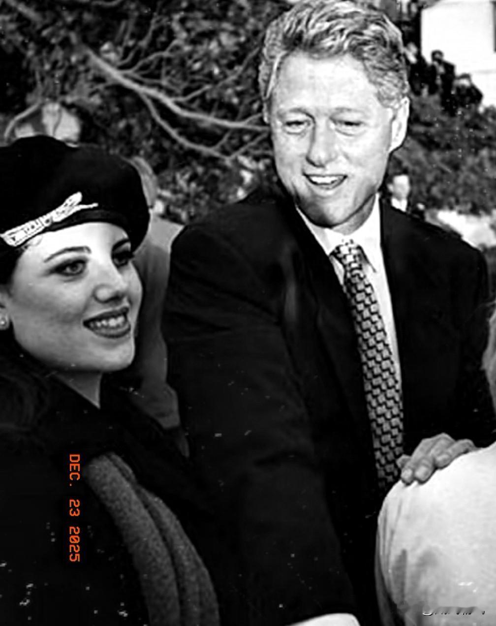 想杀我一千，我也要损你八百，大不了鱼死网破，美国前总统要豁出去了！克林顿对于最近