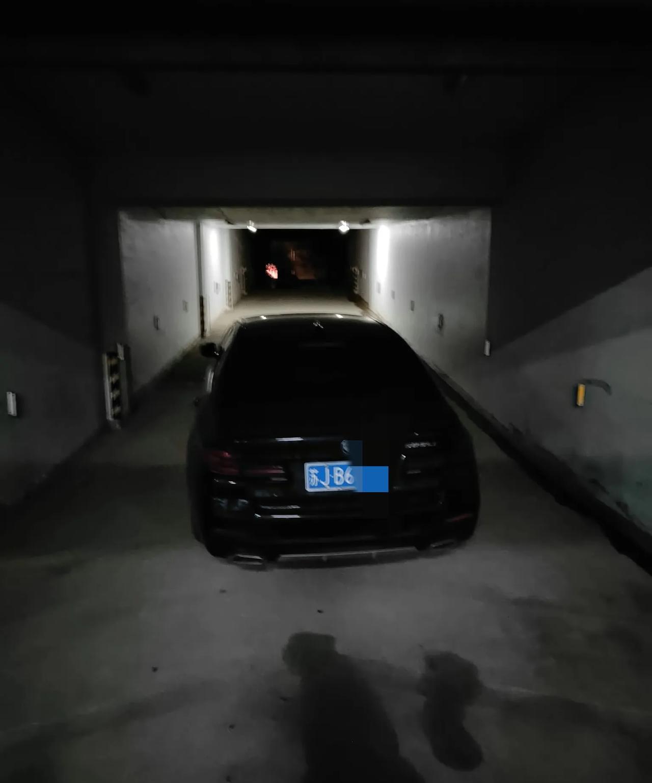 饭后闲着没事，想着去地下车库看看理想车的停放角度。几百个车位，没看到一辆理想，