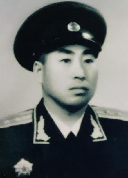 1943年，八路军政委秦光腰部中弹重伤倒地，两个汉奸走到他跟前，准备上前补刀下毒