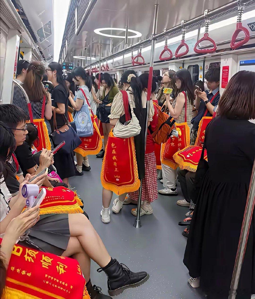 地铁上看到的一幕，这是什么情况呀？太夸张了吧