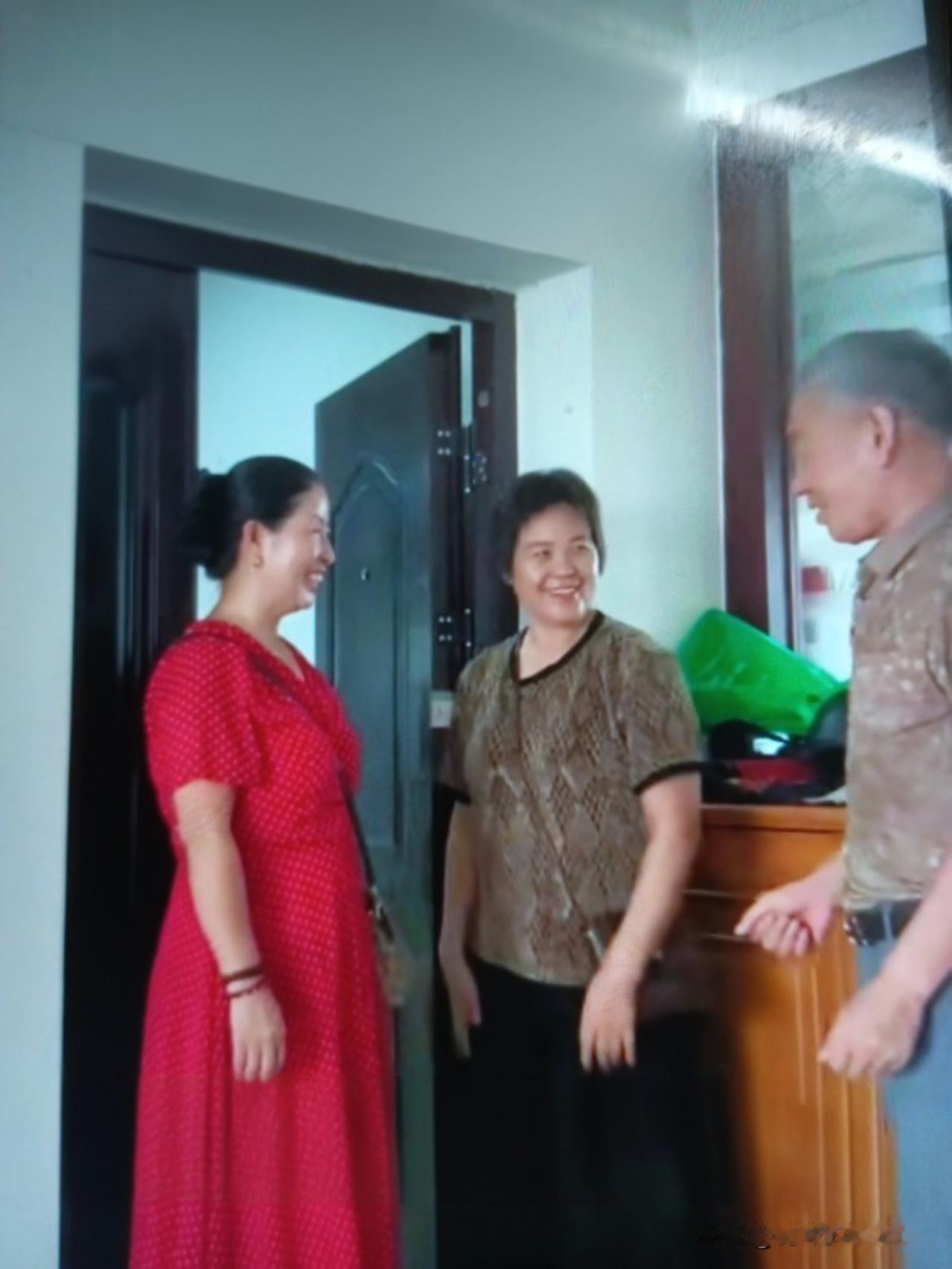 相亲的奇葩要求李叔与妻子离婚后单身数年，工友给他介绍了自己50多岁的闺蜜和他相
