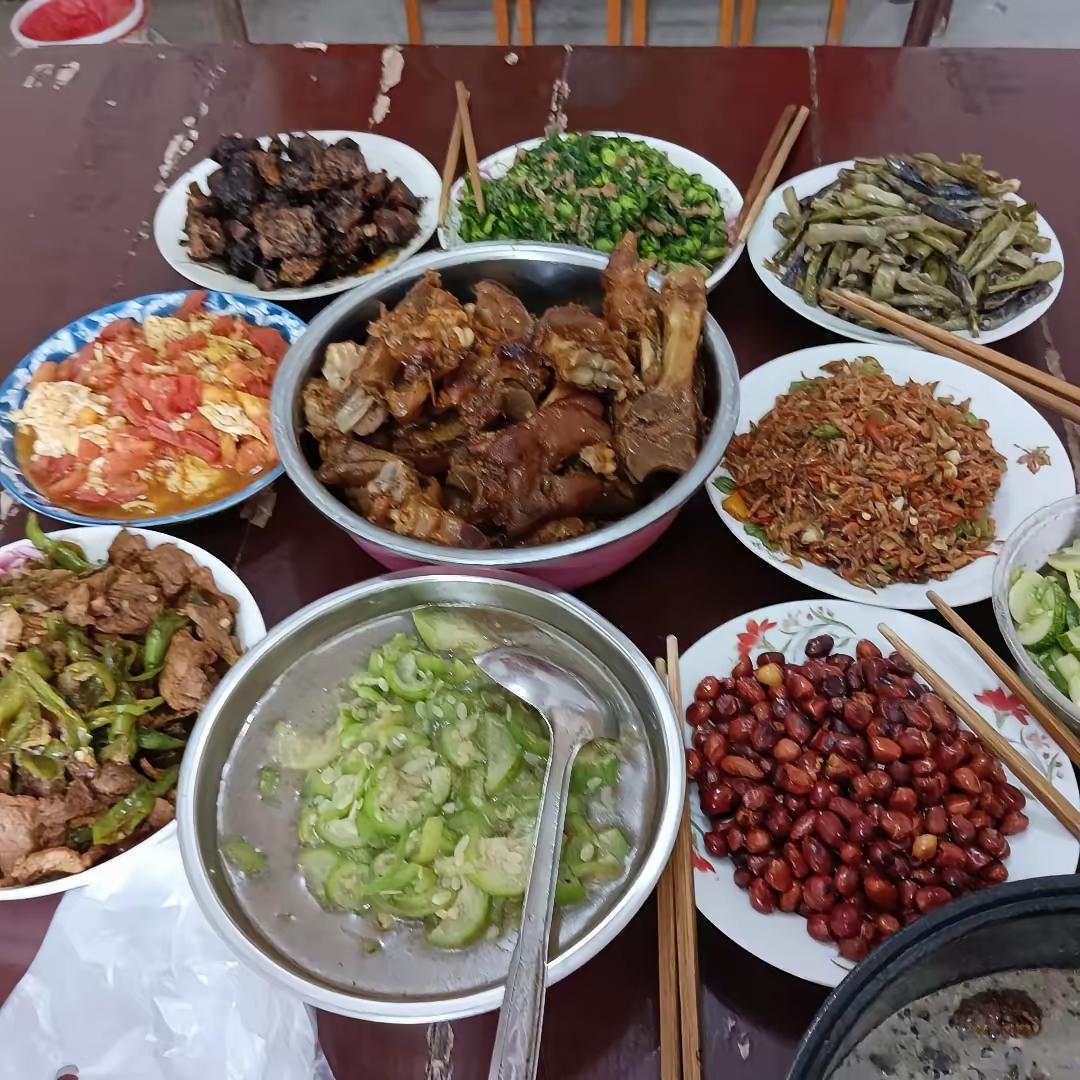 这样的饭局还是不去了吧！前两天回乡偶遇了一个老朋友，他刚好请别人吃饭，路上凑巧