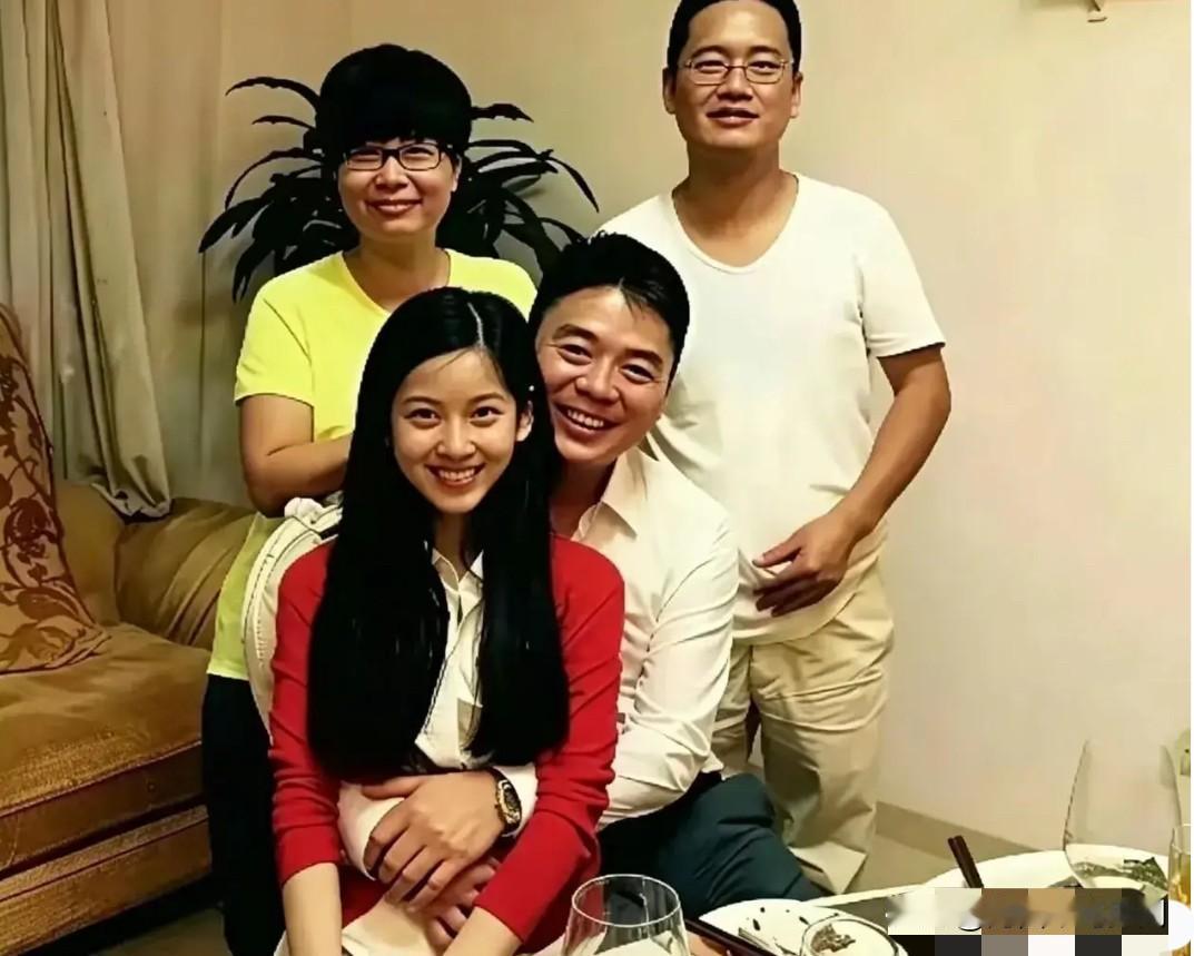2014年，刘强东与夫人章泽天，在宿迁老家的一张合影。刘强东满脸笑容、欢天喜地地