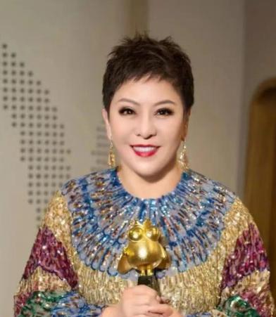 向太有新爆料！向太说话总爱留一半。她提到澳门富家女和演员的婚姻遭遇危