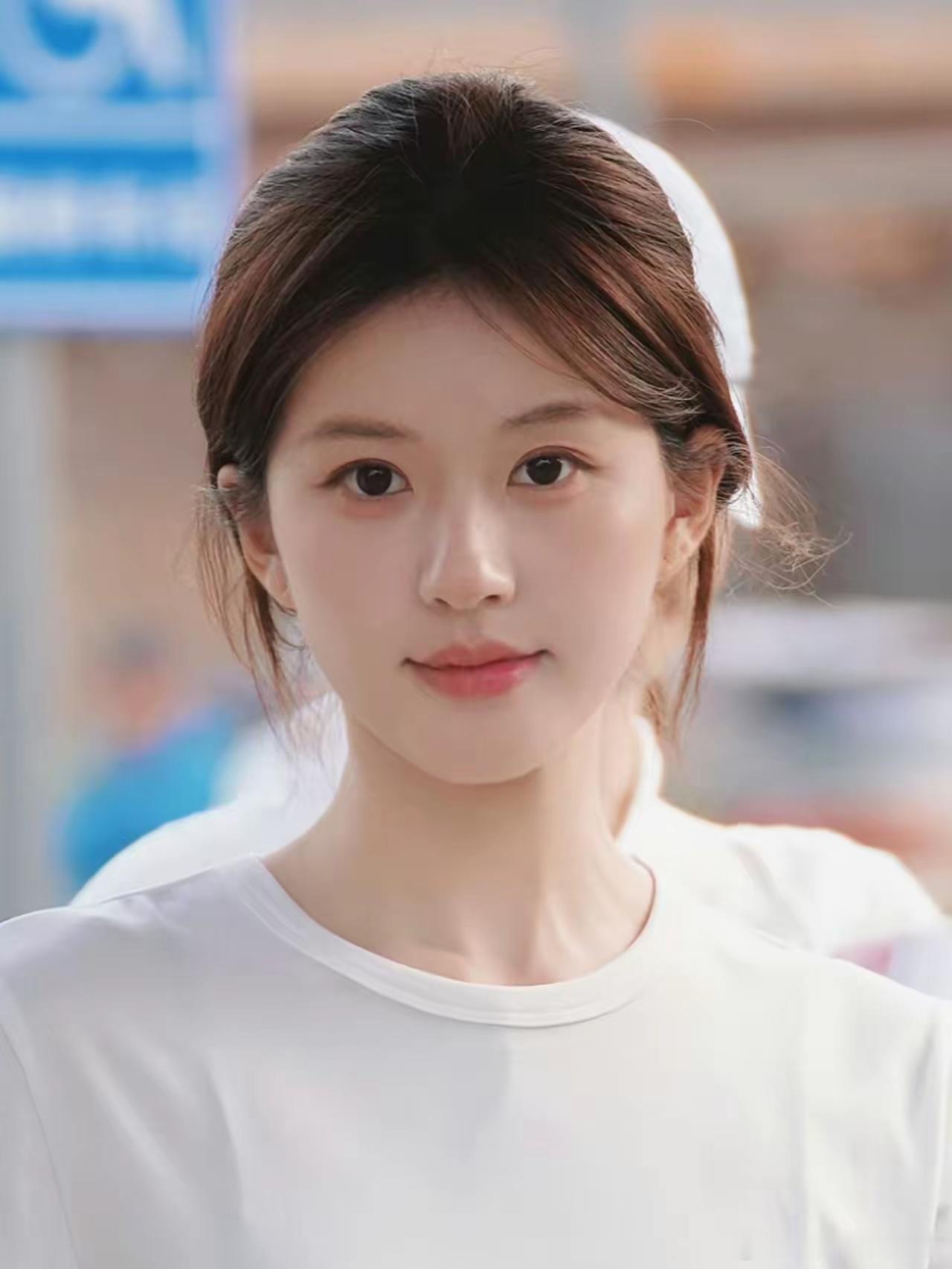 别再讲，素颜都没差别的话了。看看赵露思就明白，女明星哪怕素面朝天，那份气质和状态