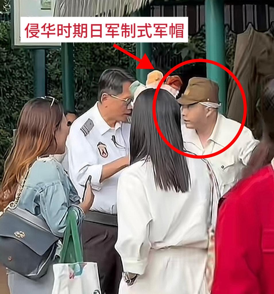 这位大佐，不应被拦在门外，而是国门外。香港迪士尼，一位穿着侵华时期日军制式军裤