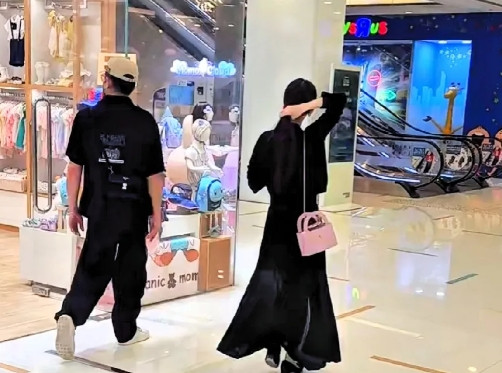 有网友在香港海港城偶遇郭富城方媛，他俩真的好爱逛街啊！夫妻俩经常被偶遇，她俩就像