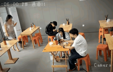 兄弟，你说你这一巴掌挨得，太明显了，吃着碗里的，看着锅里的