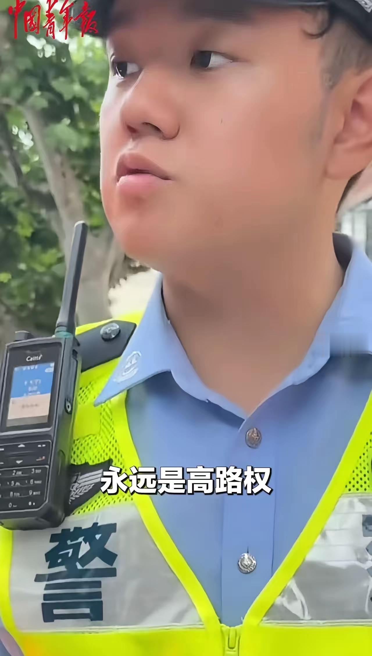 “你罚我，我不认！”上海街头，一个货车司机冲着交警大吼。他开车经过斑马线，没