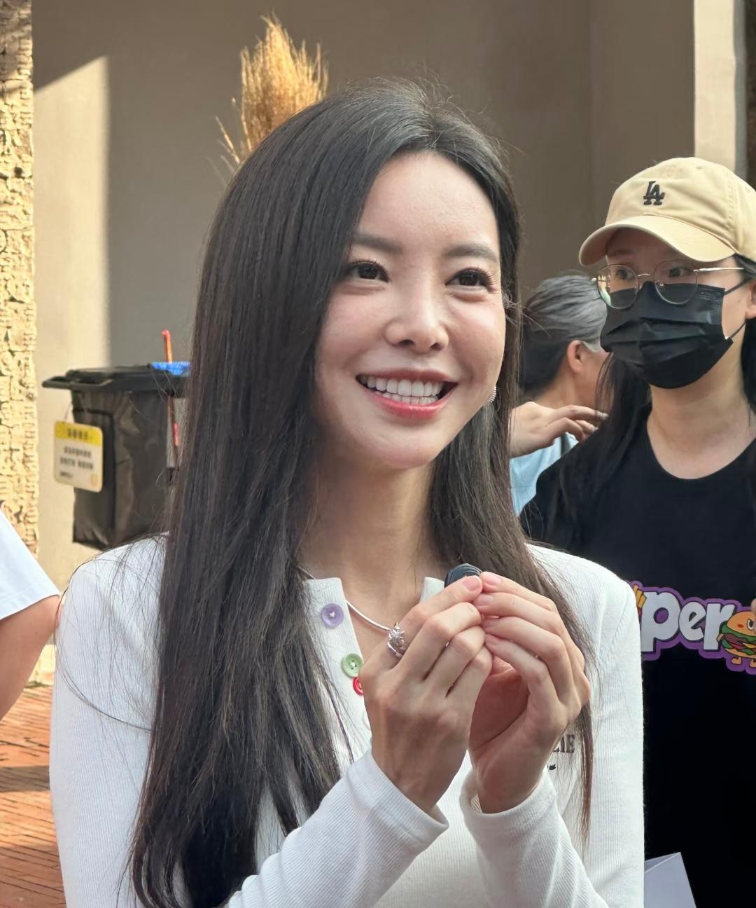 于文文是真美，气质颜值在女歌手里绝对排第一！