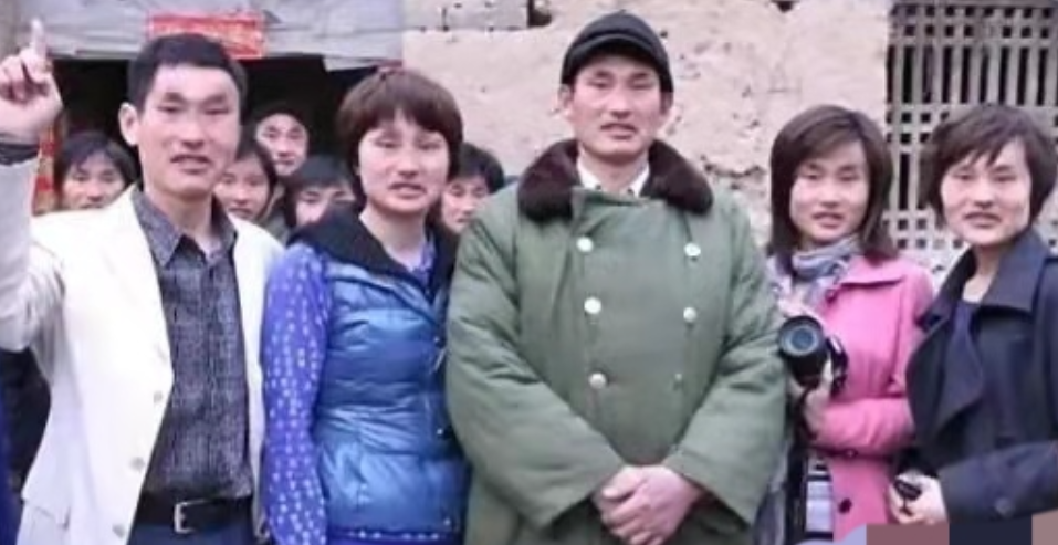 一次，英达问朱之文：“我这有场活动，你出场费多少钱？”朱之文说：“您邀请我，这是