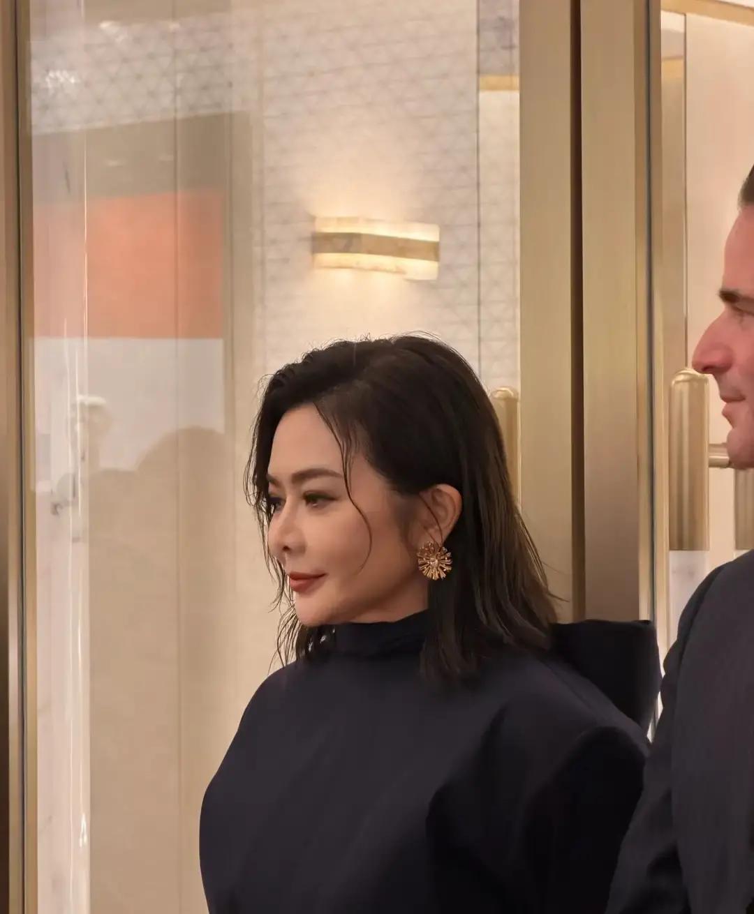 很多人盯着关之琳的脸，说女神老了，脸僵了确实，63岁了，最近出席活动，浓妆也盖