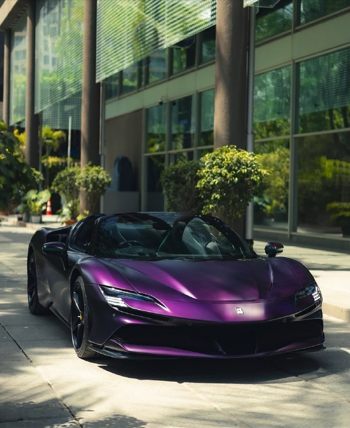 “香港紫哑光”配色，法拉利SF90Spider。全球汽车