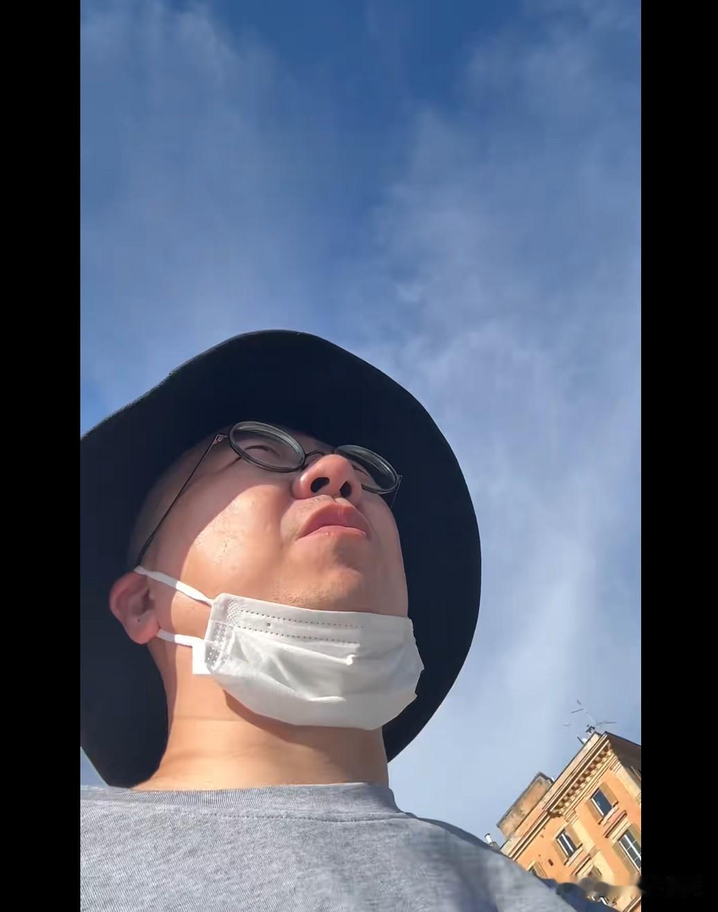 李诞去了一趟欧洲，回来大吐苦水，“我在中国生活，被祖国彻底惯坏了！”这趟欧洲