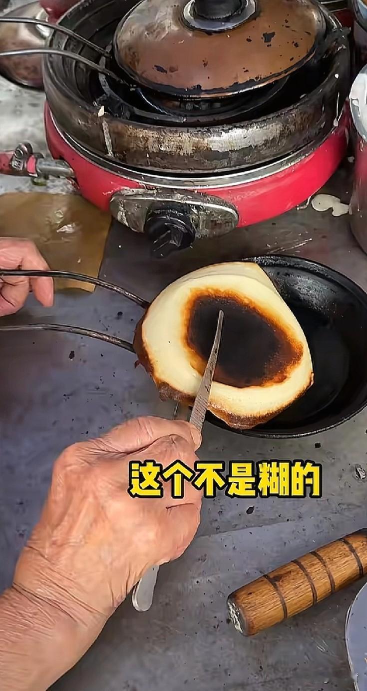 当问到成都网红“蛋烘糕阿婆”,都说你卖的贵会不会降价,阿婆说,“降价,不可能”。