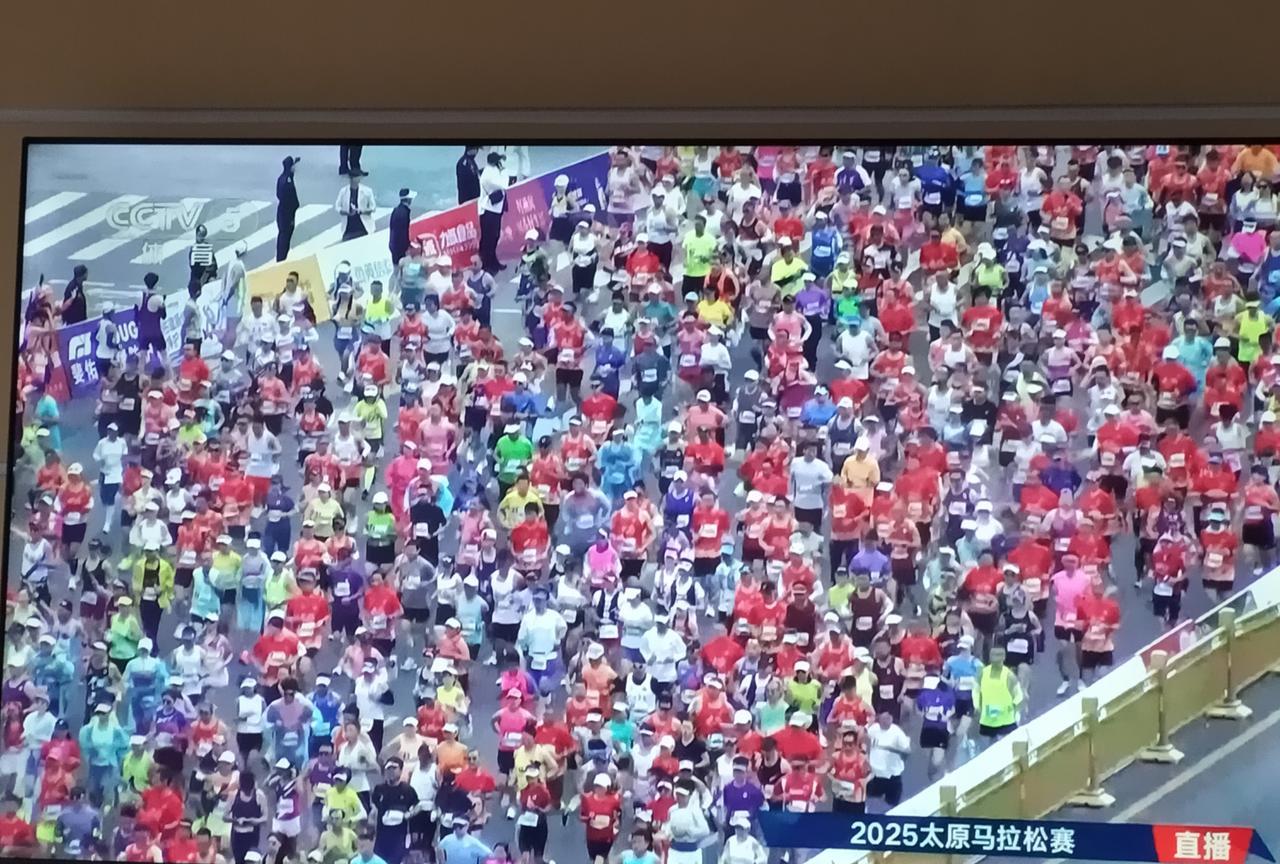 2025年太原第16届马拉松有4万人参赛。近些年全国各地举办马拉松比赛，火爆背后