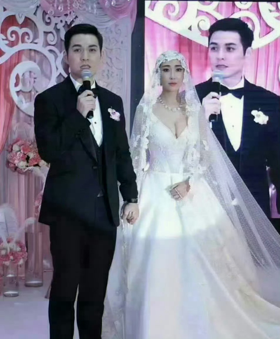 这婚纱确实太尴尬了，好奇特的风格