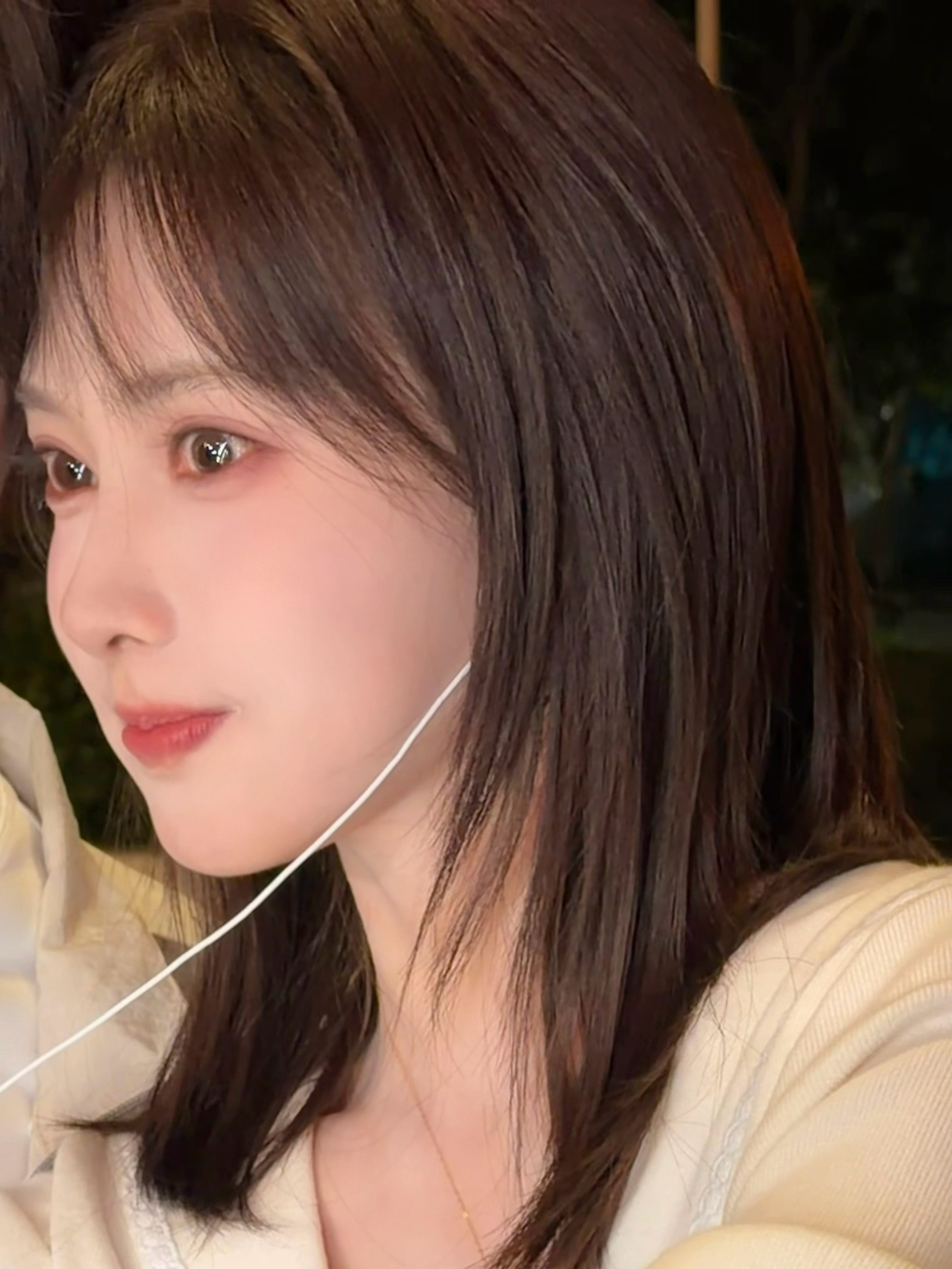孟子义校园学妹时候孟子义更新14张美颜plog，所有人严肃感受美萌实力。还有无