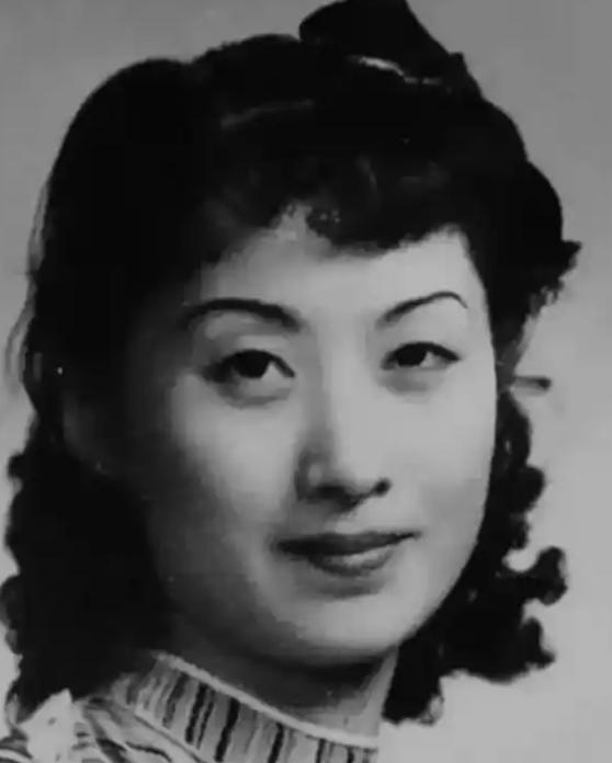 1927年，国画家周炼霞结婚，婚后十分幸福。不料有一天丈夫出差，一去就再也没有任