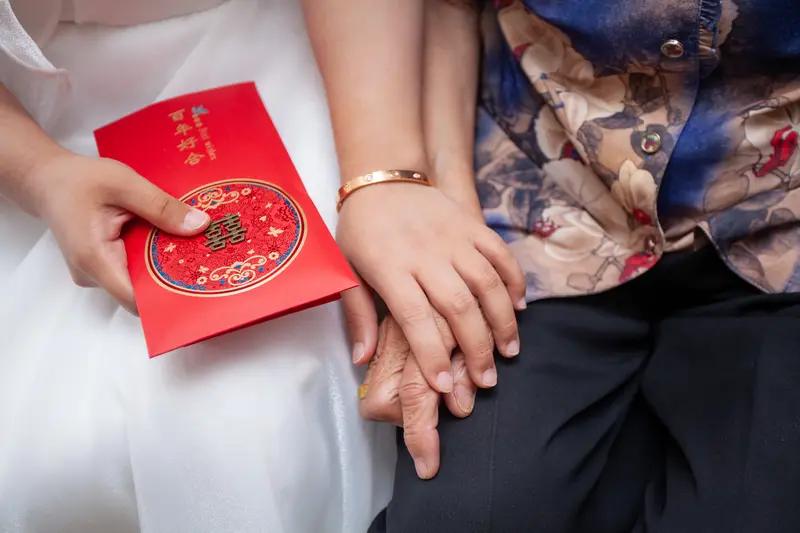 我看见婆婆扇了那女的一巴掌。老公出轨半年我没声张，怕家散怕孩子没爹。思来想去