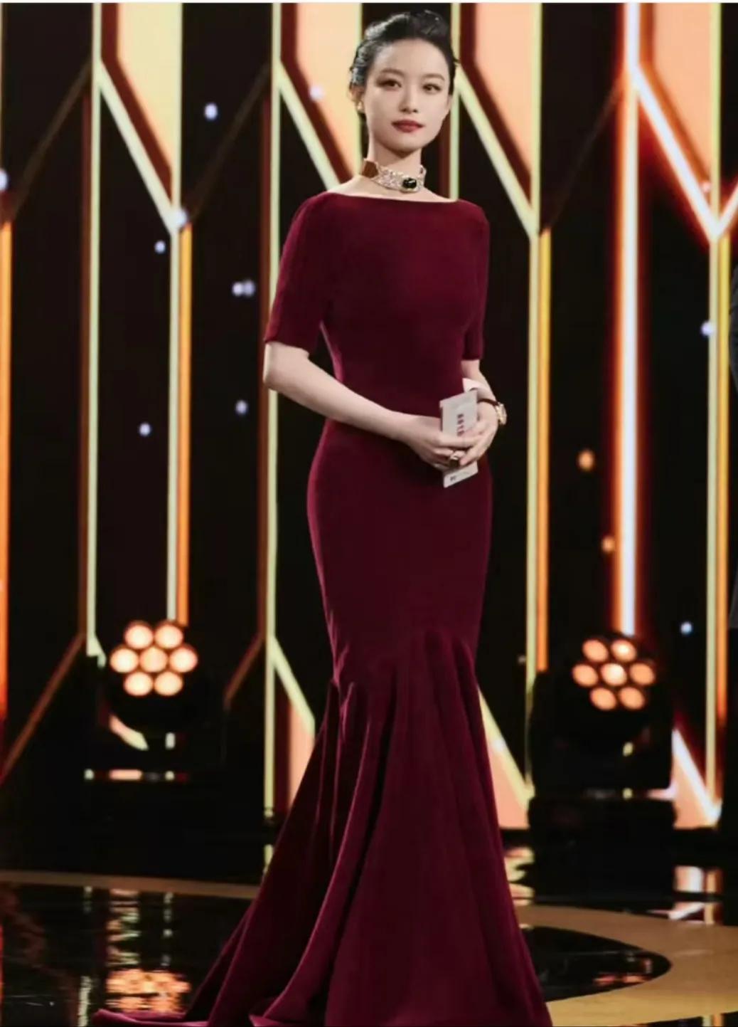 我朋友在电视台工作，她见过倪妮她悄悄的跟我说倪妮并不是大家想象的那个样子