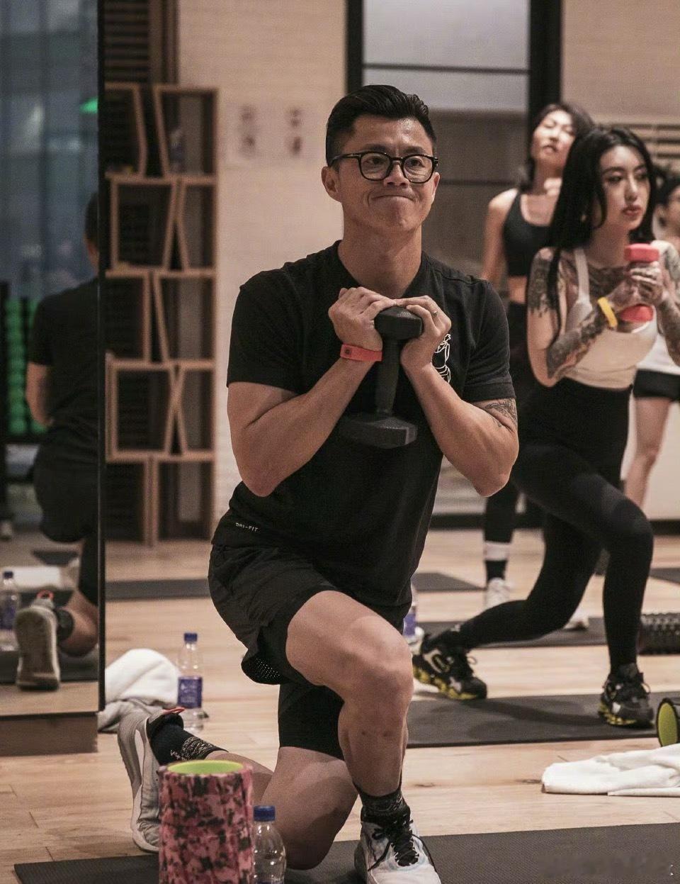 陈震妻子刚回应完，通报就来了，陈震负全部责任，他本人第一时间转发了通报。我等一天