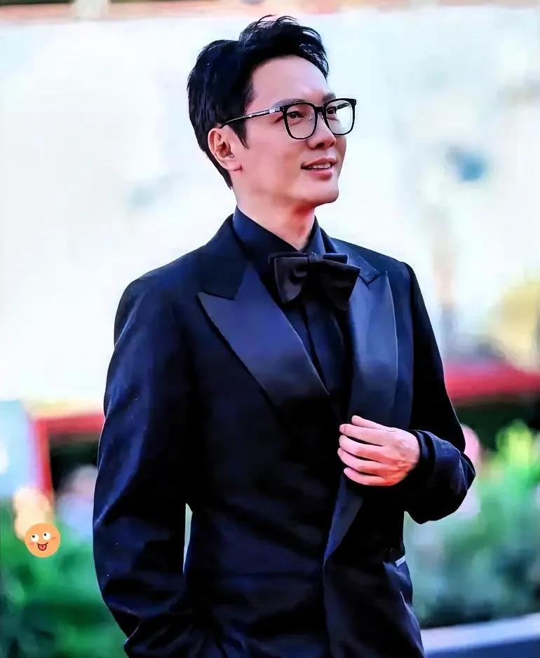 冯绍峰这人不能仔细看越仔细看，越会发现戴上眼镜之后，气场立马就不一样了！冯