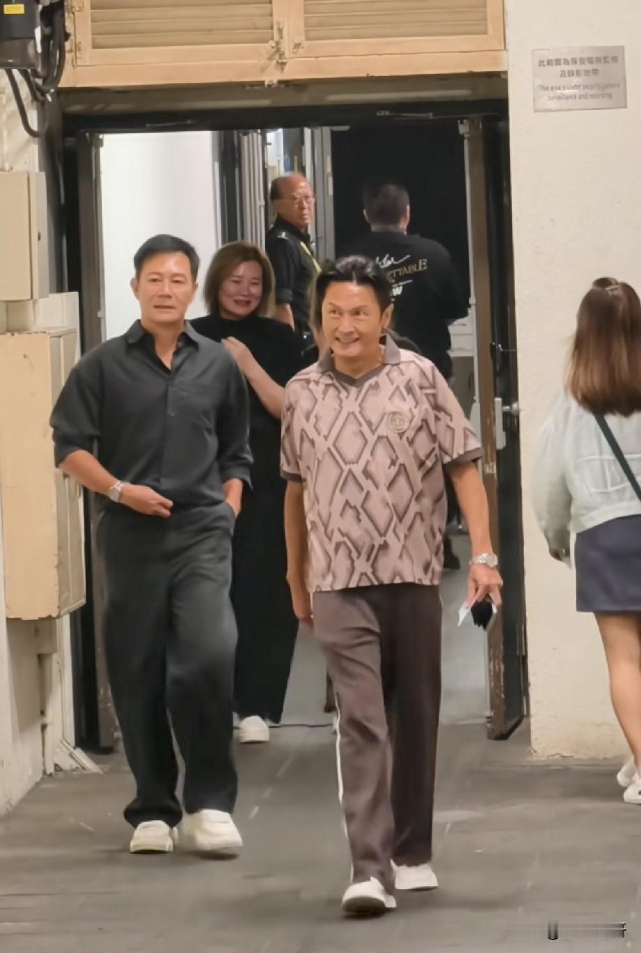 老友相聚！关礼杰张兆辉现身谭咏麟演唱会，港星情谊依旧动人谭咏麟演唱会后台星