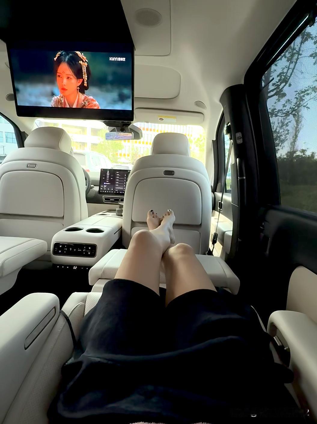 插电混动和增程式哪个更实用？个人感觉增程车更实用，大电池，小油箱，构造简单易保