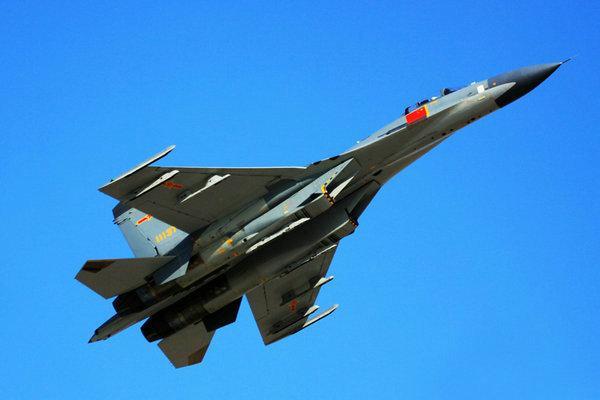 中国歼11飞机突然出现在美机面前美军icon侦察机在南海“悠哉游哉”转悠时，