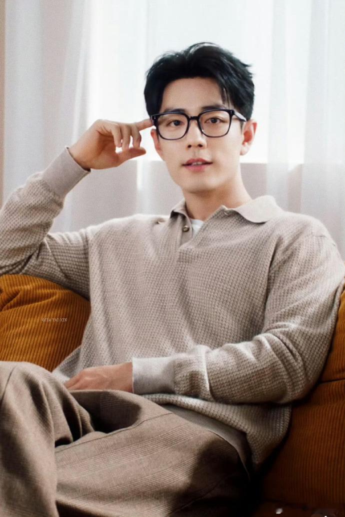 肖战官宣加入专业团队，为事业发展注入全新活力，身上具象化的人夫感也让他的形象更加